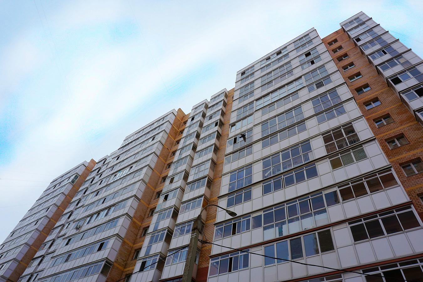 Группа жилых домов со встроенными нежилыми помещениями расположена  в Октябрьском районе г. Иркутска 1